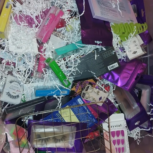 Lucky makeup scoop mystery box - Picture 2 of 2